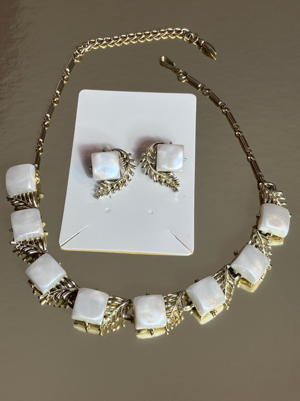 VTG Coro White iridescent Gold/ Silver tone Leaf Necklace & Earring Set - Picture 16 of 16